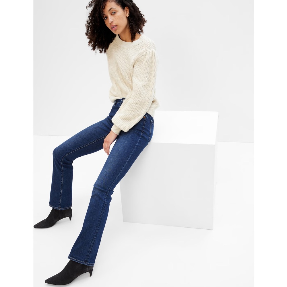 Gap Mid Rise Baby Boot Cut Jeans; size 4 short (4s) in color “Medium Wash”